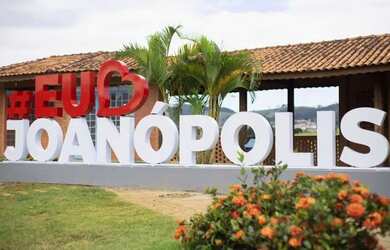 Imagem: O terreno e possui Dormitórios, Suítes, Banheiros, 500-0m²