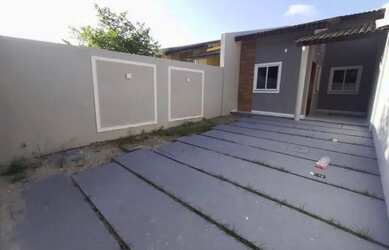 Imagem: A casa possui 3 Dormitórios, 2 Banheiros, 2 Vagas na garagem