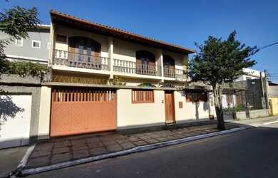 Imagem: A casa possui 5 Dormitórios, 3 Banheiros, 200m² de Área e