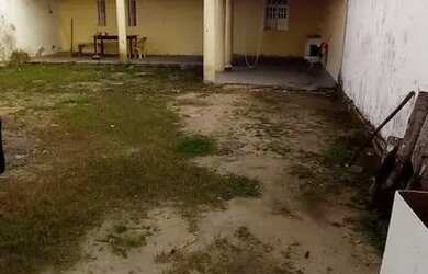 Imagem: A casa possui 1 Dormitório, 1 Banheiro e 5 Vagas na garagem