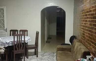 Imagem: A casa possui 4 Dormitórios, 3 Banheiros, 4 Vagas na garagem