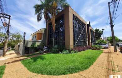 Imagem: O depósito possui 2 Vagas na garagem e 300m² de Área e está