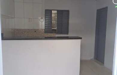 Imagem: A casa possui 2 Dormitórios, 1 Banheiro, 1 Vaga na garagem