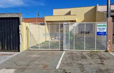 Imagem: A casa possui 3 Dormitórios, 2 Banheiros, 2 Vagas na garagem