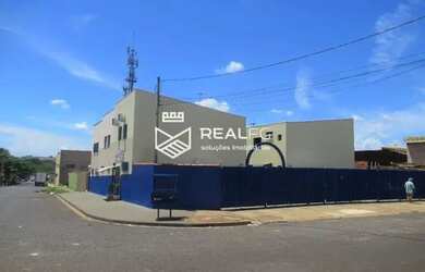 Imagem: A casa possui 1 Dormitório, 1 Banheiro, 1 Vaga na garagem