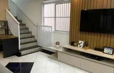 Imagem: A casa possui 3 Dormitórios, 1 Banheiro, 2 Vagas na garagem