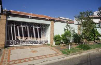 Imagem: A casa possui 4 Dormitórios, 4 Banheiros, 4 Vagas na garagem