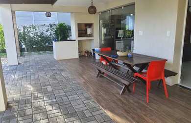 Imagem: A casa em condomínio possui 4 Dormitórios, 5 Banheiros, 4