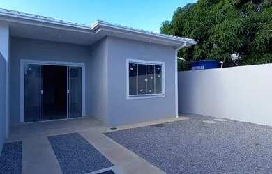 Imagem: A casa possui 3 Dormitórios, 2 Banheiros, 2 Vagas na garagem