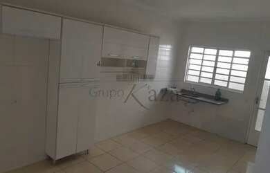 Imagem: A casa possui 2 Dormitórios, 2 Banheiros, 2 Vagas na garagem