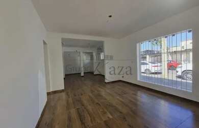 Imagem: A casa possui 3 Dormitórios, 4 Banheiros, 3 Vagas na garagem