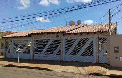 Imagem: A casa possui 4 Dormitórios, 3 Banheiros, 5 Vagas na garagem