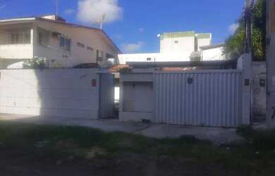 Imagem: A casa possui 5 Dormitórios, 3 Banheiros, 4 Vagas na garagem