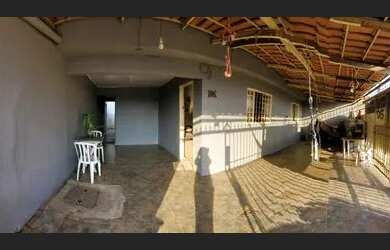 Imagem: A casa possui 3 Dormitórios, 1 Banheiro, 2 Vagas na garagem