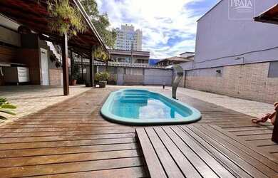 Imagem: A casa possui 3 Dormitórios, 2 Banheiros, 2 Vagas na garagem