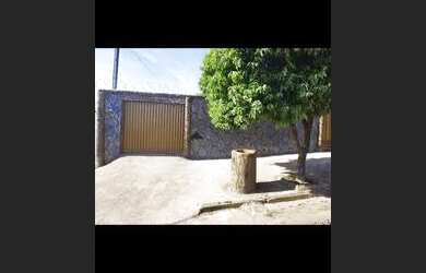 Imagem: A casa possui 2 Dormitórios, 1 Banheiro, 2 Vagas na garagem