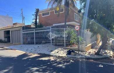 Imagem: O depósito possui 2 Vagas na garagem, 263m² de Área e está