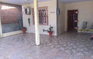 Imagem: A casa possui 2 Dormitórios, 1 Banheiro, 2 Vagas na garagem