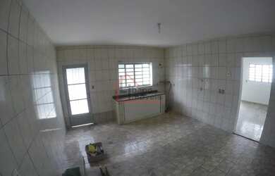 Imagem: A casa possui 2 Dormitórios, 1 Banheiro, 2 Vagas na garagem