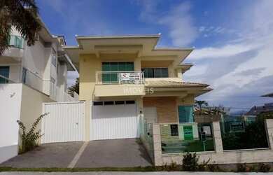 Imagem: A casa possui 4 Dormitórios, 3 Banheiros, 4 Vagas na garagem