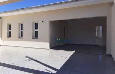 Imagem: A casa possui 3 Dormitórios, 3 Banheiros, 4 Vagas na garagem