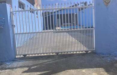 Imagem: A casa possui 3 Dormitórios, 2 Vagas na garagem e está localizado