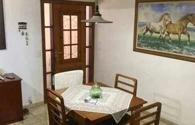 Imagem: A casa possui 3 Dormitórios, 4 Banheiros, 2 Vagas na garagem