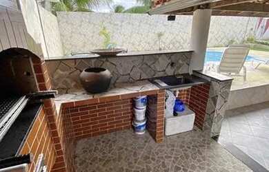 Imagem: A casa possui 3 Dormitórios, 1 Banheiro, 3 Vagas na garagem