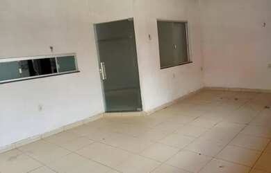 Imagem: A casa possui 2 Dormitórios, 2 Banheiros, 2 Vagas na garagem