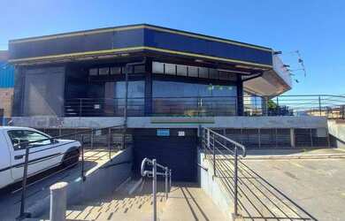 Imagem: O depósito possui 2 Vagas na garagem, 540m² de Área e está