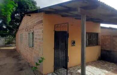 Imagem: Casa de esquina em rua asfaltada