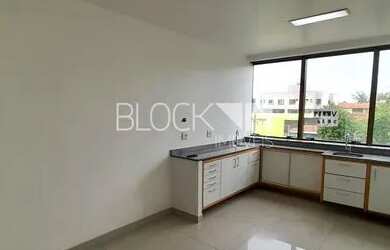 Imagem: O depósito possui 1 Vaga na garagem, 49m² de Área e está