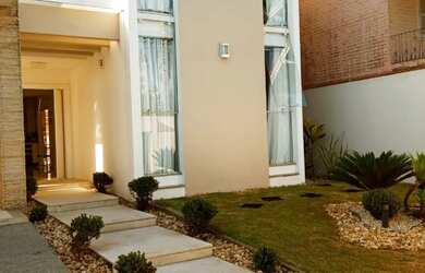 Imagem: A casa possui 4 Dormitórios, 5 Banheiros, 4 Vagas na garagem