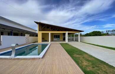 Imagem: A casa possui 3 Dormitórios, 3 Banheiros, 5 Vagas na garagem