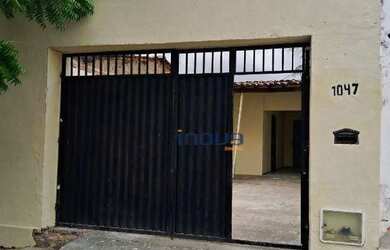 Imagem: A casa possui 2 Dormitórios, 2 Banheiros, 2 Vagas na garagem