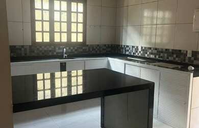 Imagem: A casa possui 4 Dormitórios, 3 Banheiros, 1 Vaga na garagem