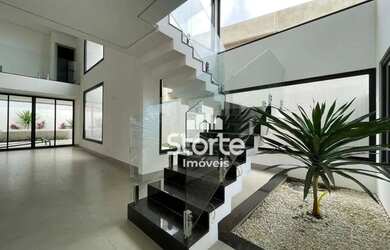 Imagem: A casa em condomínio possui 4 Dormitórios, 5 Banheiros, 5