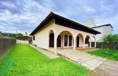 Imagem: A casa possui 3 Dormitórios, 1 Banheiro, 2 Vagas na garagem