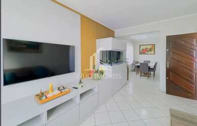 Imagem: A casa possui 3 Dormitórios, 2 Banheiros, 4 Vagas na garagem