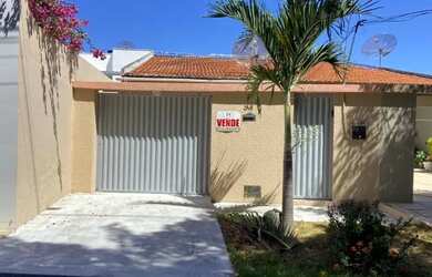 Imagem: A casa possui 3 Dormitórios, 2 Banheiros, 4 Vagas na garagem