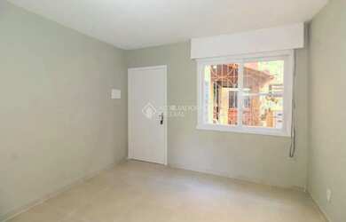 Imagem: O apartamento possui 3 Dormitórios, 1 Banheiro, 1 Vaga na garagem