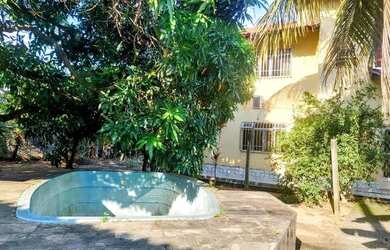 Imagem: A casa possui 3 Dormitórios, 2 Banheiros, 4 Vagas na garagem