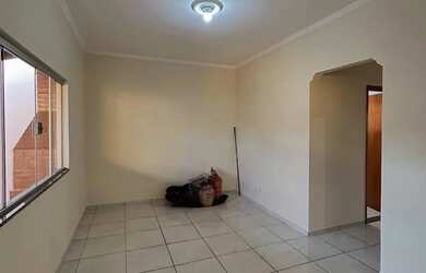 Imagem: A casa possui 3 Dormitórios, 1 Banheiro, 2 Vagas na garagem