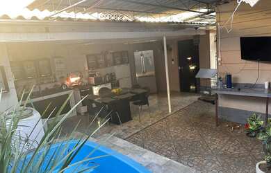 Imagem: A casa possui 3 Dormitórios, 4 Banheiros e 1 Vaga na garagem