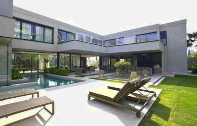 Imagem: A casa em condomínio possui 5 Dormitórios, 5 Banheiros, 960m²