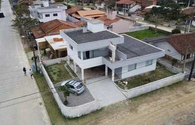 Imagem: A casa possui 4 Dormitórios, 3 Banheiros, 3 Vagas na garagem