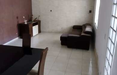 Imagem: A casa possui 3 Dormitórios, 3 Banheiros, 4 Vagas na garagem