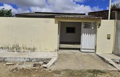 Imagem: A casa possui 2 Dormitórios, 1 Banheiro, 2 Vagas na garagem