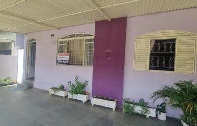 Imagem: A casa possui 3 Dormitórios, 2 Banheiros, 2 Vagas na garagem