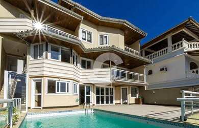 Imagem: A casa em condomínio possui 5 Dormitórios, 5 Banheiros, 3